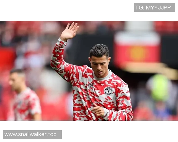 曼联有意引进中场强将提升球队实力引发转会传闻